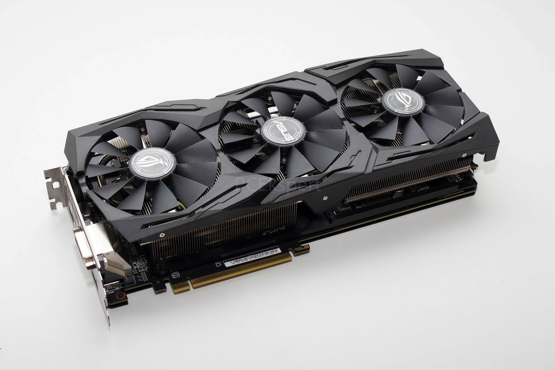 ASUS STRIX Radeon RX Vega 64 OC recenzija