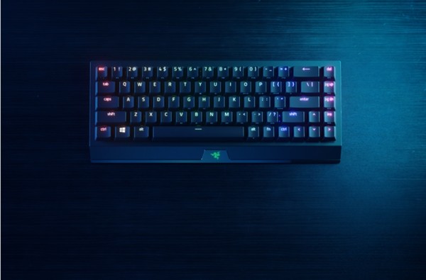 Na pozornici je Razer Mini BlackWidow V3 bežična tipkovnica