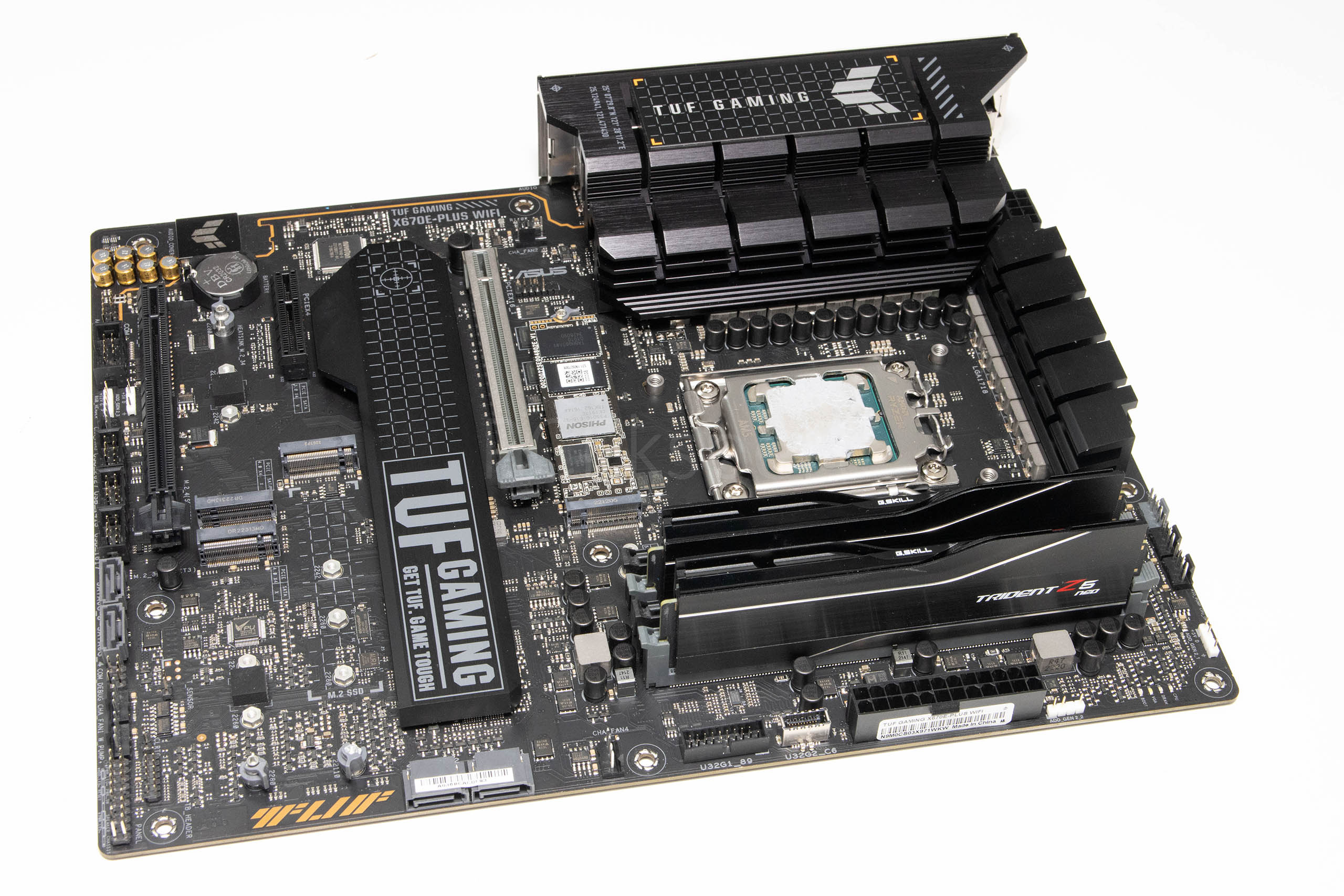 ASUS TUF Gaming X670E-PLUS WiFi recenzija