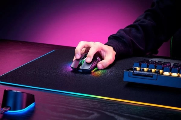 Razer Cobra Pro gaming miš vrvi opcijama prilagodbe