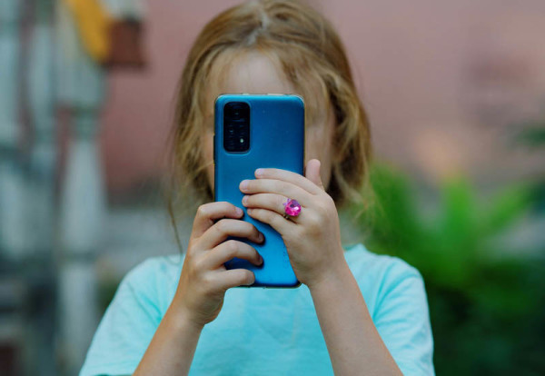 Opasno se zahuktava zabrana korištenja telefona i društvenih mreža djeci mlađoj od 16 godina u Velikoj Britaniji