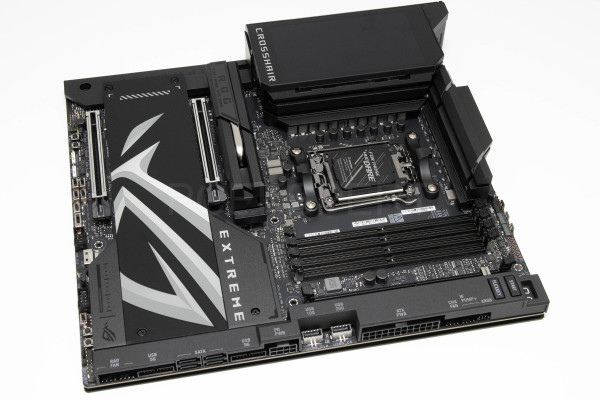 asus_rog_crosshair_x870e_extreme_3