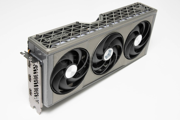 sapphire_nitro+_radeon_rc_9600_xt_oc_3