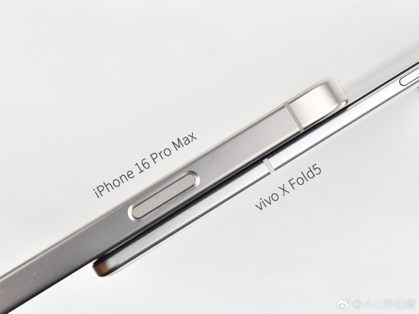 Šef Viva pokazuje X Fold5 pored iPhonea 16 Pro Max Sklopivi telefon tanak poput običnog pametnog telefona_1