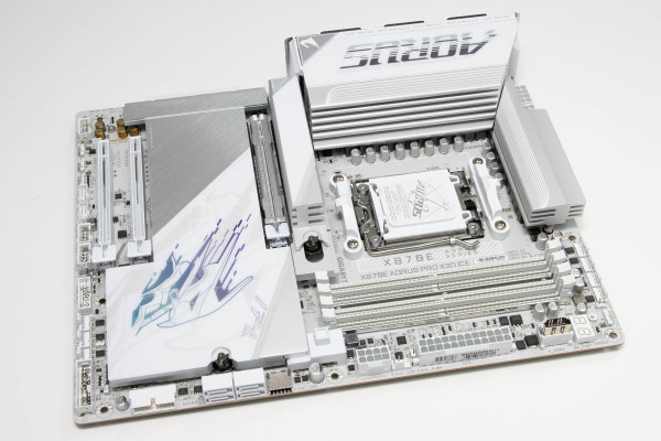 gigabyte_x870e_aorus_pro_x3d_ice_4