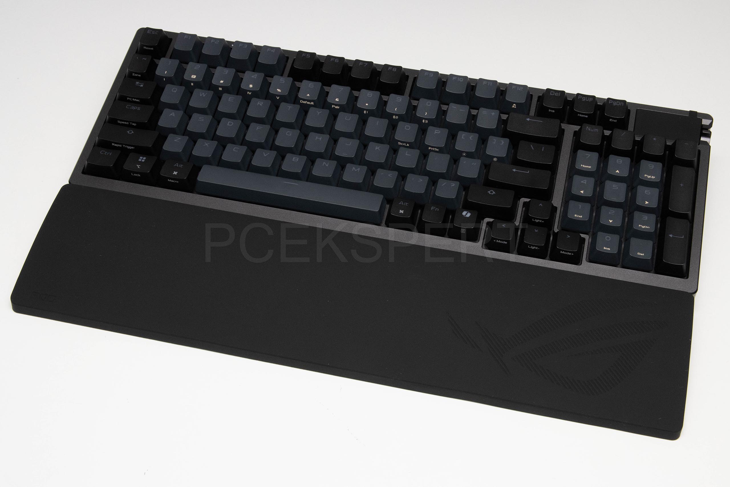 ASUS ROG Azoth 96 HE recenzija