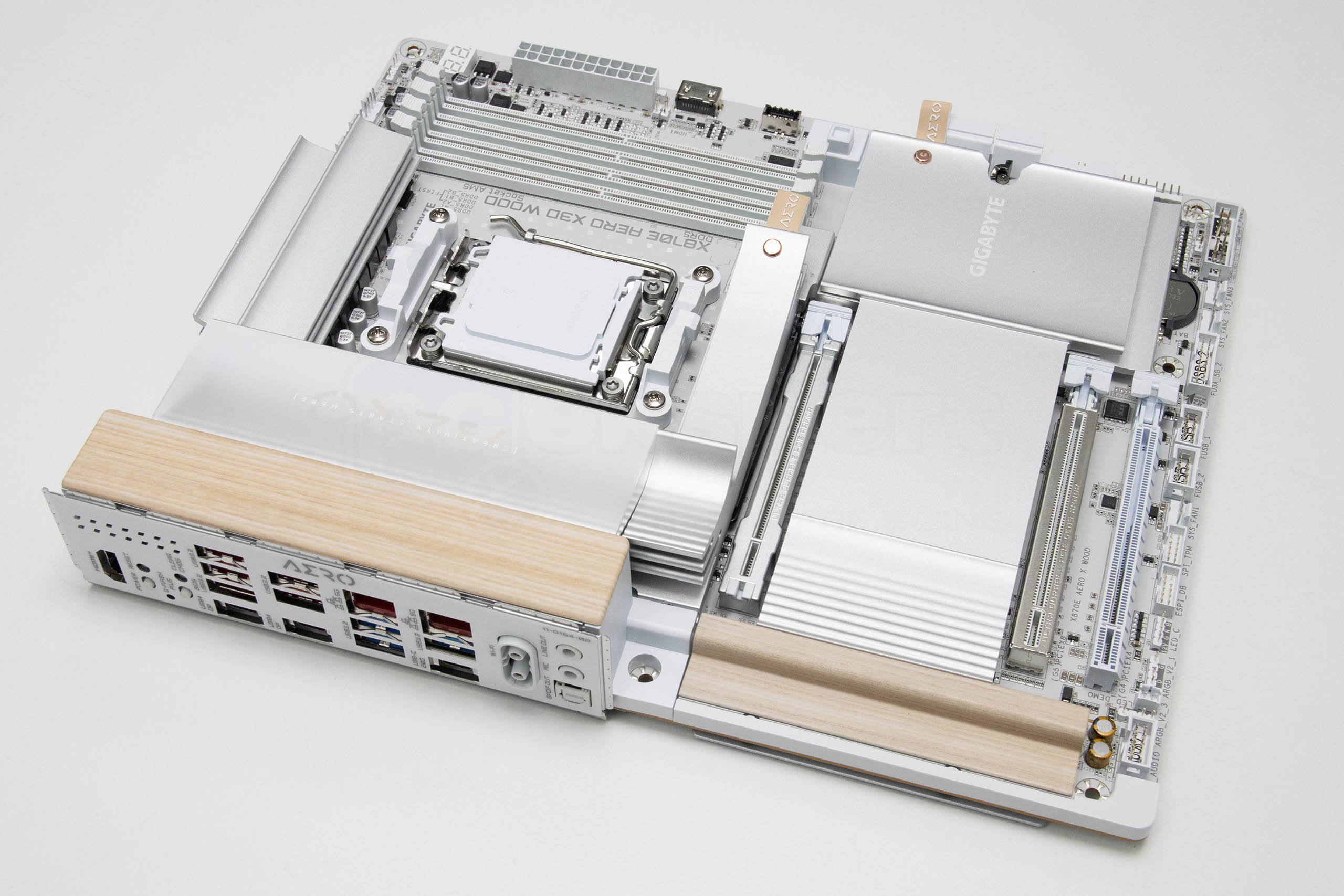 Gigabyte X870E AERO X3D Wood recenzija