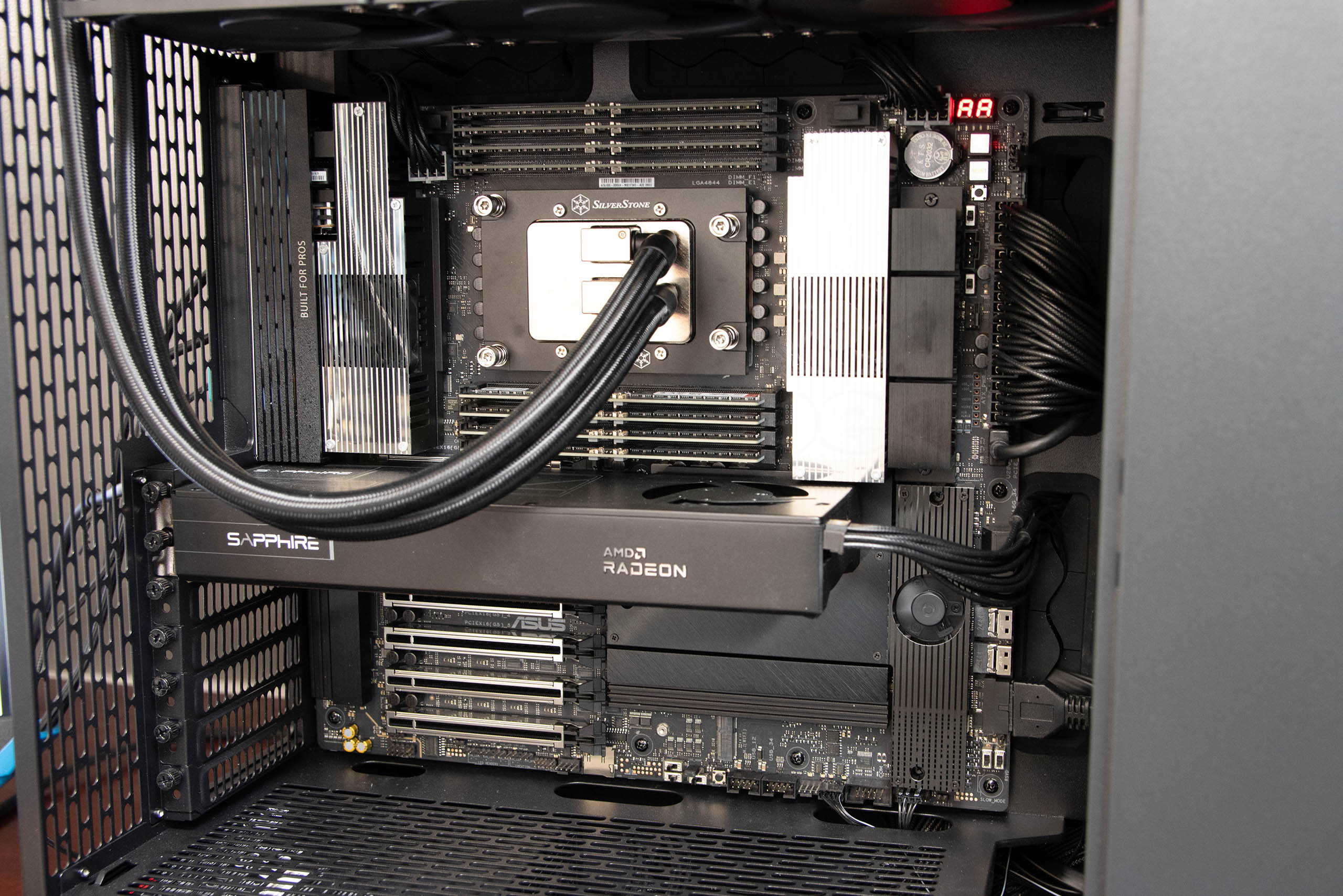 Recenzija – AMD Threadripper PRO 9975WX & Radeon AI PRO R9700 radna stanica